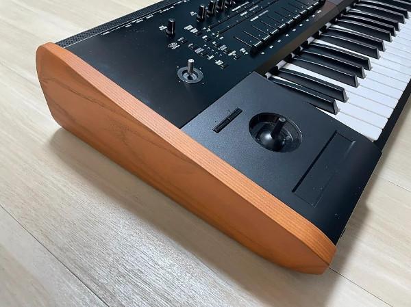 Korg Kronos 2 61-Key Music Workstation Keyboard Synthesizer side alone.jpg