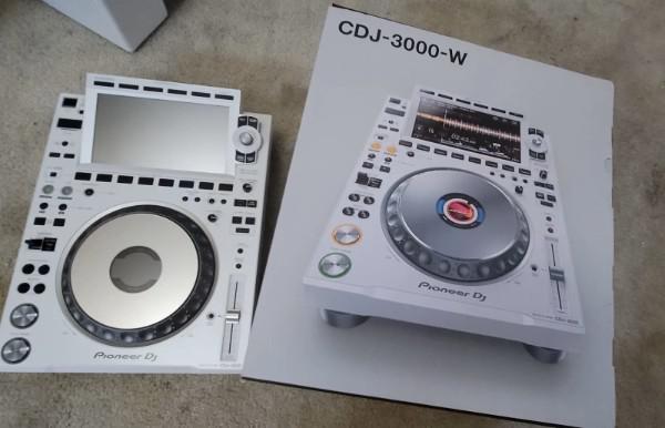 PioneerCDJ-3000whiteedition.jpg
