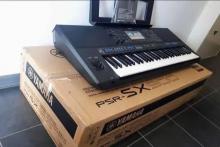 new Yamaha PSR-SX900 61-Key Arranger packin.jpg