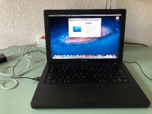 Zwarte Macbook W872762SYA4 en Stroomadapter Enz.