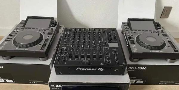 Pioneer CDJ-3000 Multi-Player, Pioneer DJM-A9 DJ Mixer, Pioneer DJM-V10 view.jpg