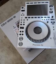 Pair Pioneer CDJ-3000-w.jpg