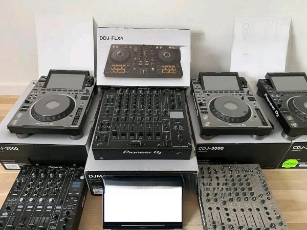 unboxindisplayPioneerDJMV10Pioneercdj3000playersPioneerddjflx4packedupdisplay.jpg