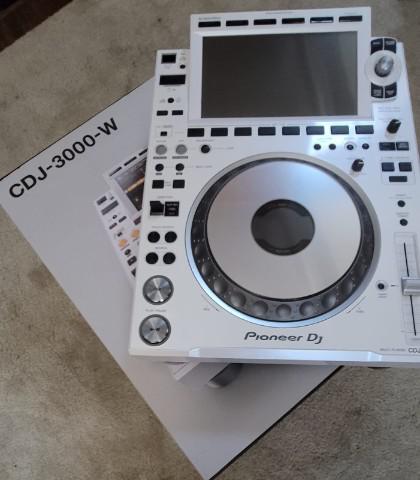 PairPioneerCDJ-3000-w-(1).jpg