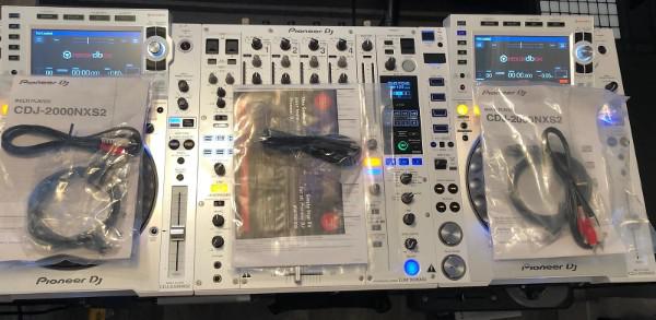 2xPioneerCDJ-2000NXS2-W1xDJM-900NXS2-W-(1).jpg