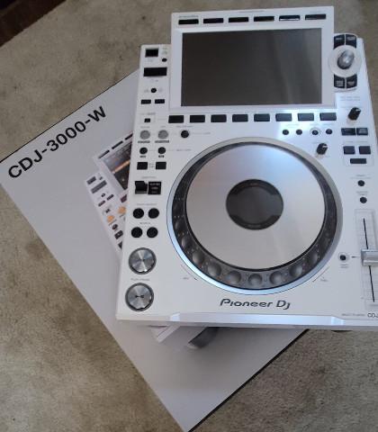 Pair Pioneer CDJ-3000-w.jpg