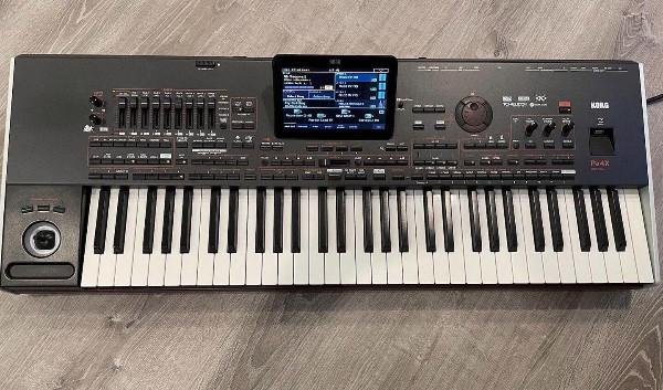 Korg Pa4X 61-kláves testin.jpg